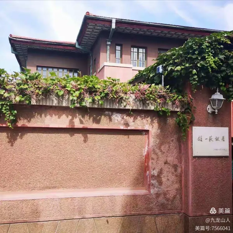 赵一荻故居占地面积547平方米，建筑面积428平方米，内设会客厅、舞厅、琴房、起住室、书房、办公室。